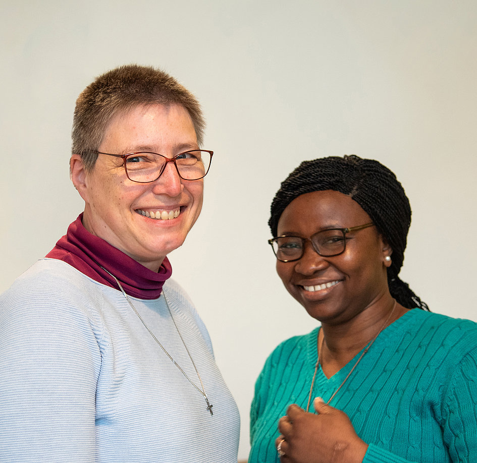 Zwei lächelnde Personen